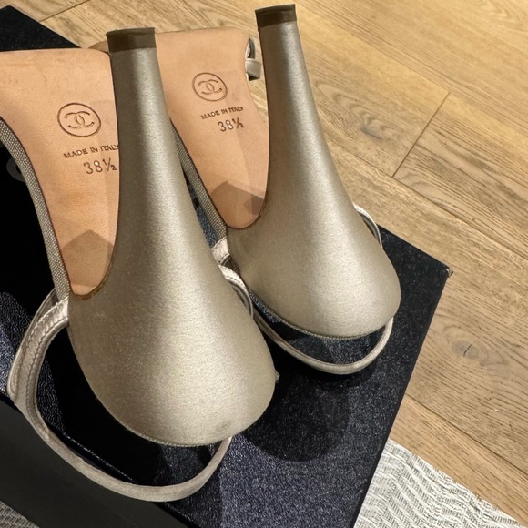 Chanel 13P Beige Satin Crystal CC Bow High Heels Size 38.5 - Picture 8 of 10
